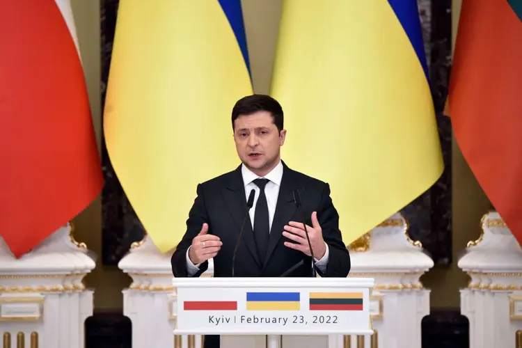 O presidente da Ucrânia, Volodymyr Zelensky: país está em guerra contra a Rússia (SERGEI SUPINSKY/Getty Images)