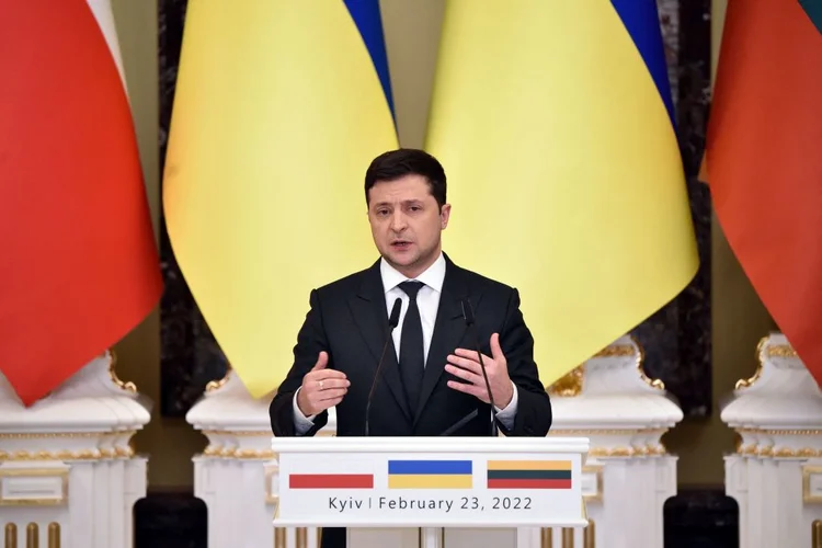 Presidente da Ucrânia, Volodymyr Zelensky, fala que país foi abandonado após invasão da Rússia (SERGEI SUPINSKY/Getty Images)