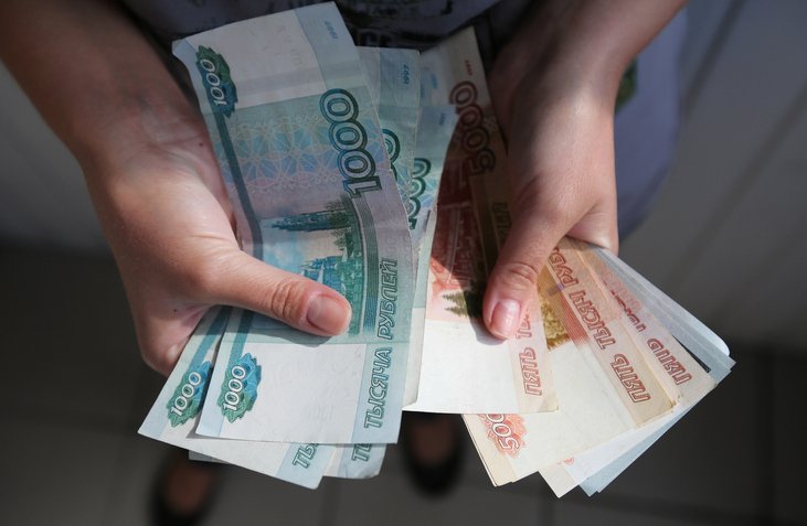 Rublo russo despenca e banco central do país duplica taxa de juros