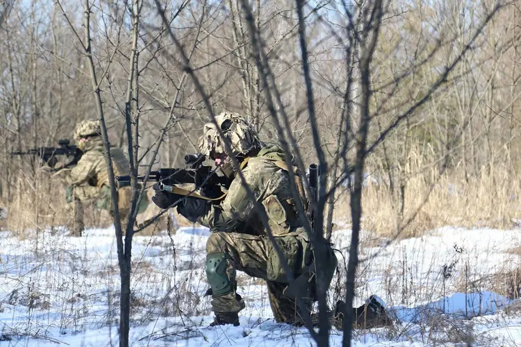 Soldados ucranianos participando de exercícios.  (STR / Press service of the General Staff of the Ukrainian Armed Forces/AFP)