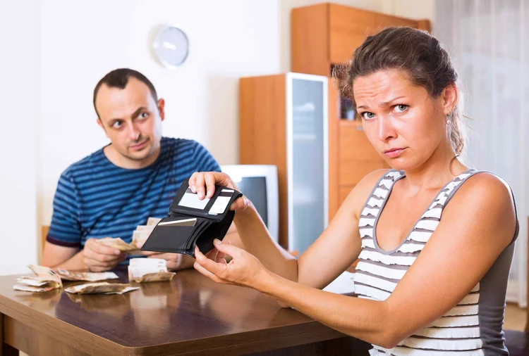 Buscar fontes de renda extra acaba sendo a melhor, e talvez única, alternativa para muitos brasileiros que precisam negociar suas dívidas (Shutterstock/Shutterstock)