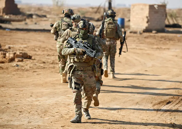 Soldados iraquianos se peparam para operação contra Estado Islâmico em janeiro deste ano (AHMAD AL-RUBAYE/AFP via Getty Images/Getty Images)