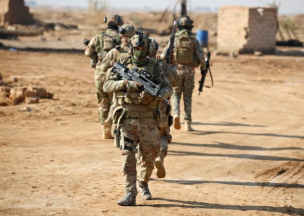 Soldados iraquianos se peparam para operação contra Estado Islâmico em janeiro deste ano (AHMAD AL-RUBAYE/AFP via Getty Images/Getty Images)
