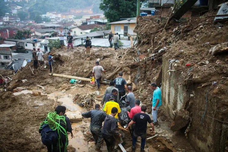 Fortes chuvas que atingiram a cidade na terça-feira, 15, deixando rastro de destruição. (Ricardo Moraes/Reuters)