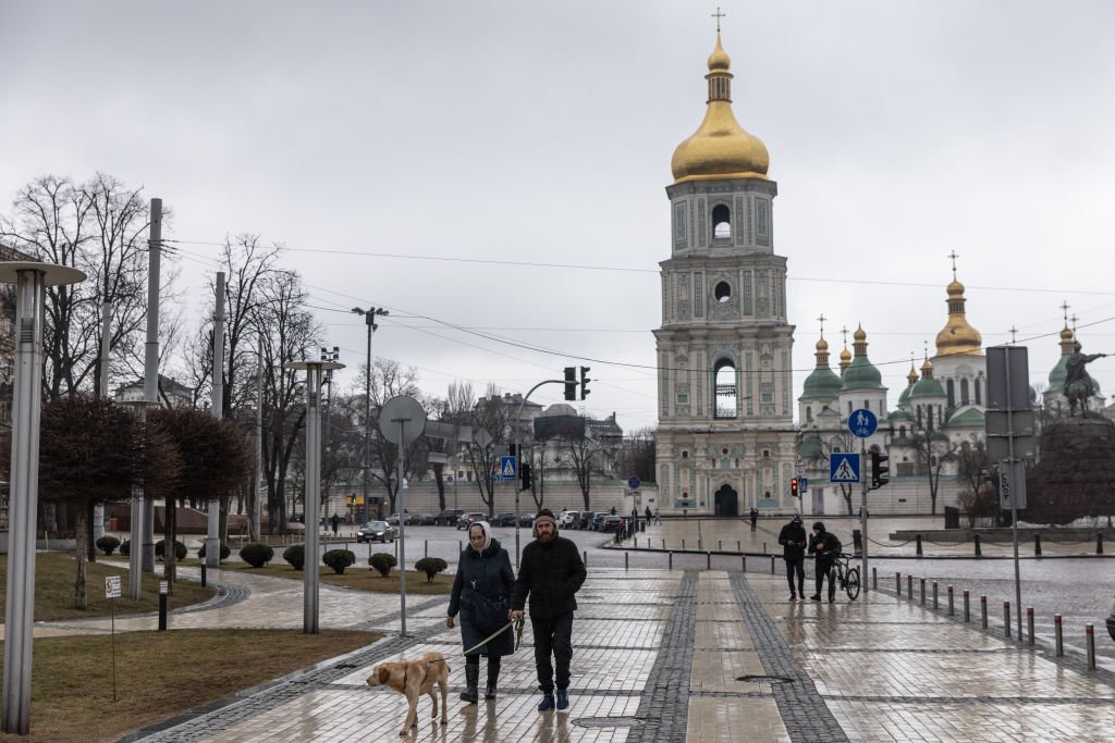 TotalEnergies anuncia que implementará sanções contra a Rússia