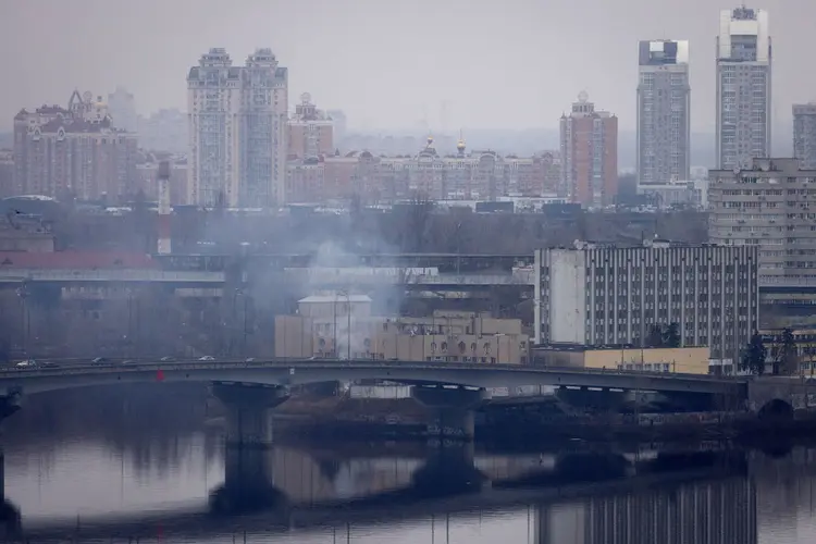 Fumaça após explosões na capital da Ucrânia, Kiev. (Chris McGrath/Getty Images)