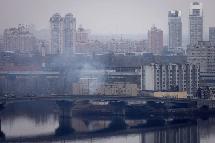 Fumaça após explosões na capital da Ucrânia, Kiev. (Chris McGrath/Getty Images)