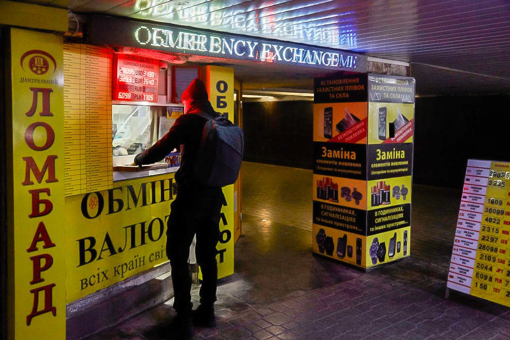 Filas em bancos se intensificam, e pessoas de todo o mundo oferecem doações em criptomoedas à Ucrânia (Getty Images/Pierre Crom)