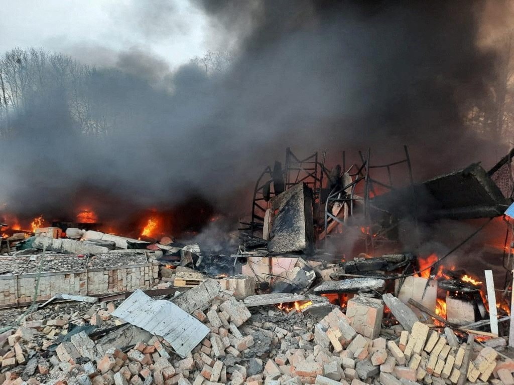 Posto da guarda de fronteira da Ucrânia destruído por bombardeio na região de Kiev 24/02/2022 
