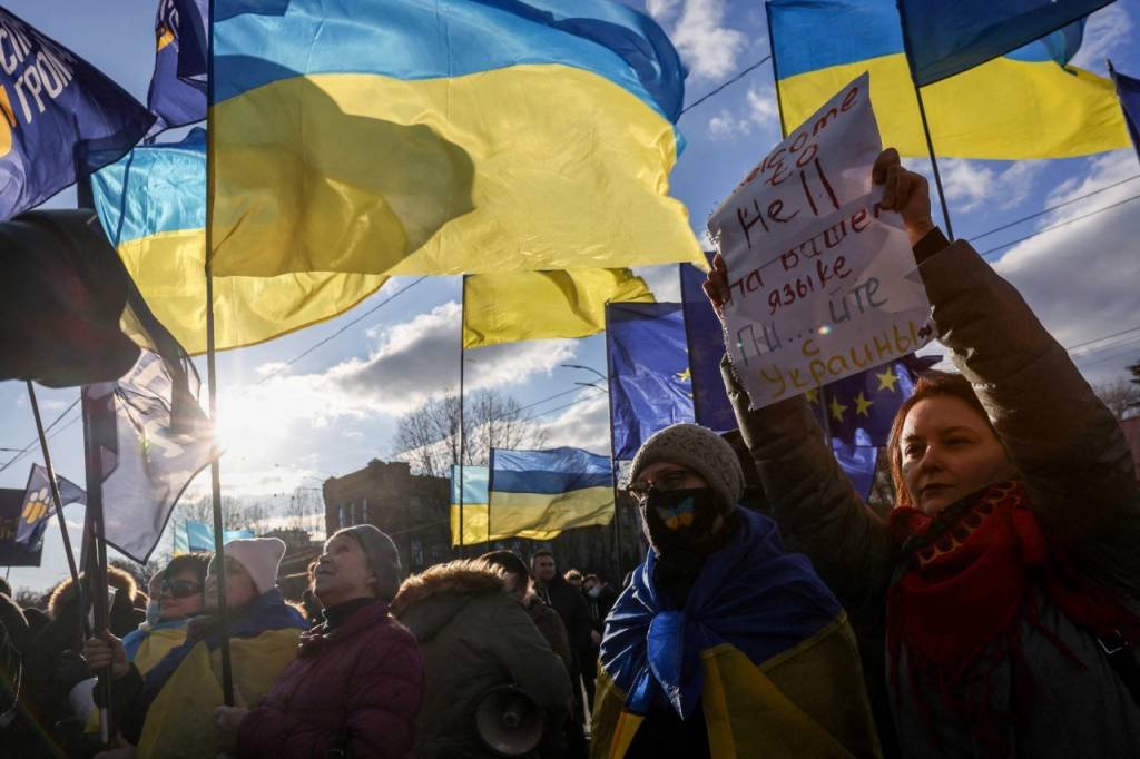 Ucranianos protestam contra a Rússia do lado de fora da embaixada russa em Kiev 22/02/2022  (Umit Bektas/Reuters)