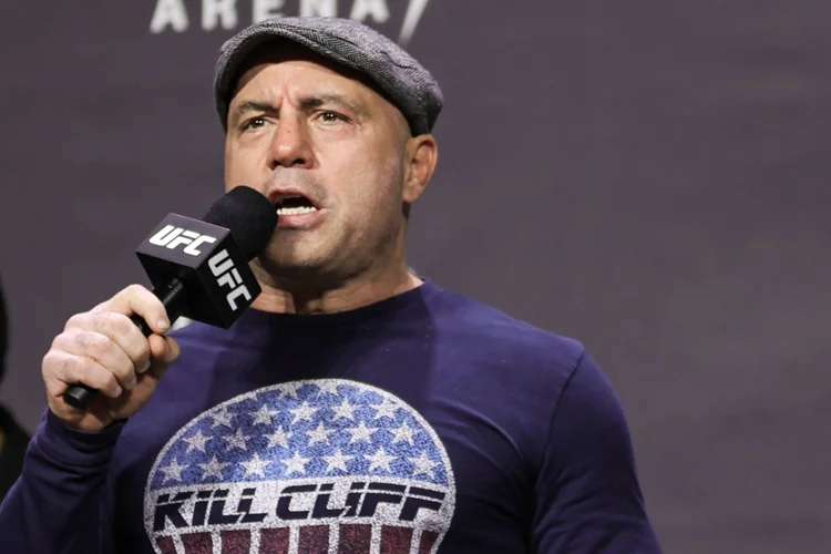Joe Rogan: entrevistador vem usando seu podcast para dar espaço aos antivacinas.  (AFP/AFP)