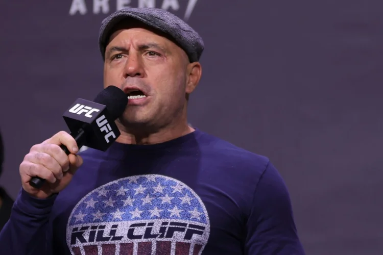 Joe Rogan: entrevistador vem usando seu podcast para dar espaço aos antivacinas.  (AFP/AFP)