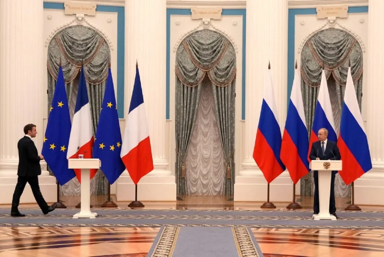 Macron e Putin em encontro em 7 de fevereiro: dois líderes voltaram a falar neste sábado, 12 (AFP/AFP)