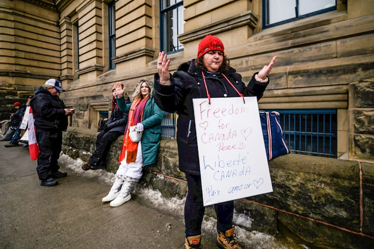 Uma mulher reza durante um protesto de caminhoneiros canadenses contra as medidas de saúde do governo de Justin Trudeau. (Ed Jones/AFP/Getty Images)