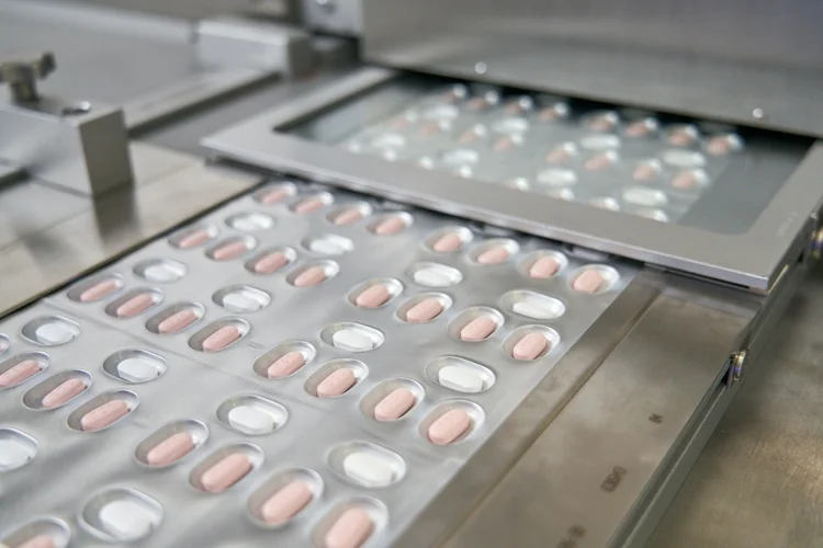 Produção do comprimido da Pfizer contra a covid-19, o Paxlovid, em uma fábrica em Fribourg, na Alemanha (foto de arquivo)
 (AFP/AFP)