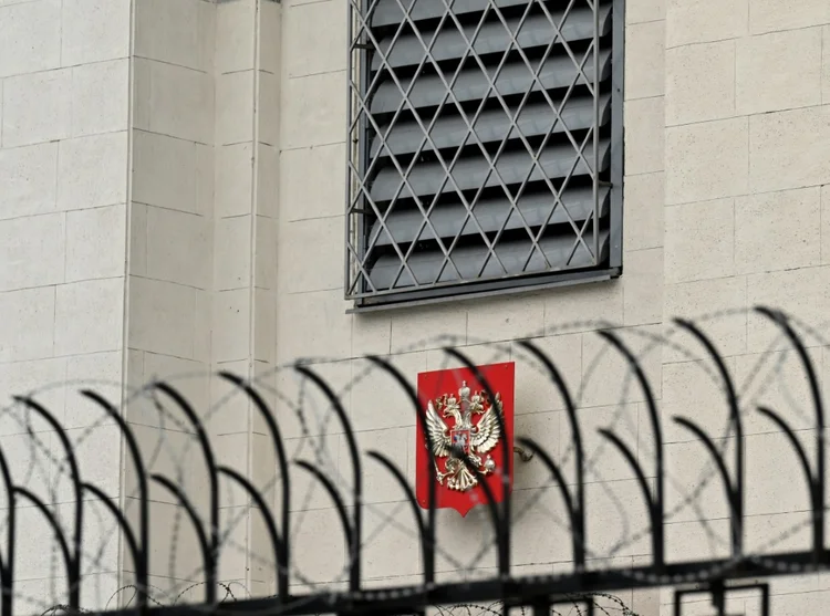 Fachada da embaixada russa em Kiev, protegida por arame farpado neste sábado, 12: governo russo ordenou retirada do local (AFP/AFP)