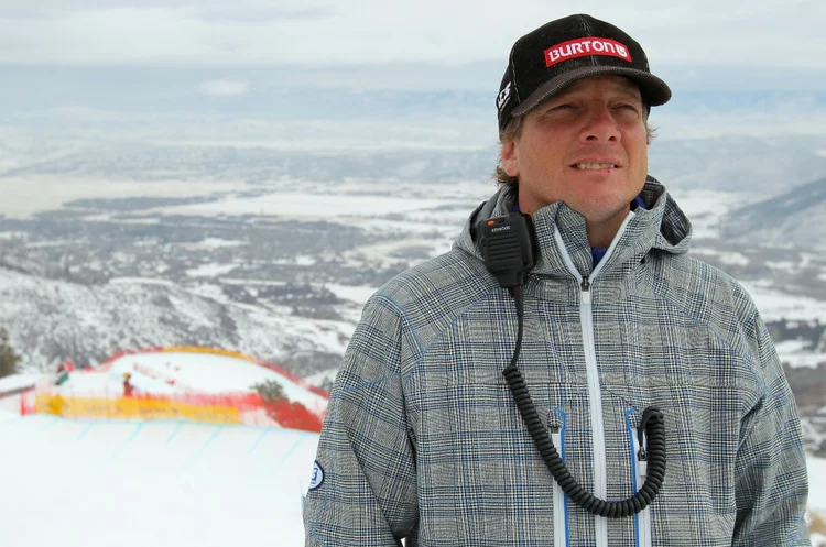 Peter Foley, técnico principal de snowboard dos EUA, assiste um treinamento em Park City, Utah. (AFP/AFP)