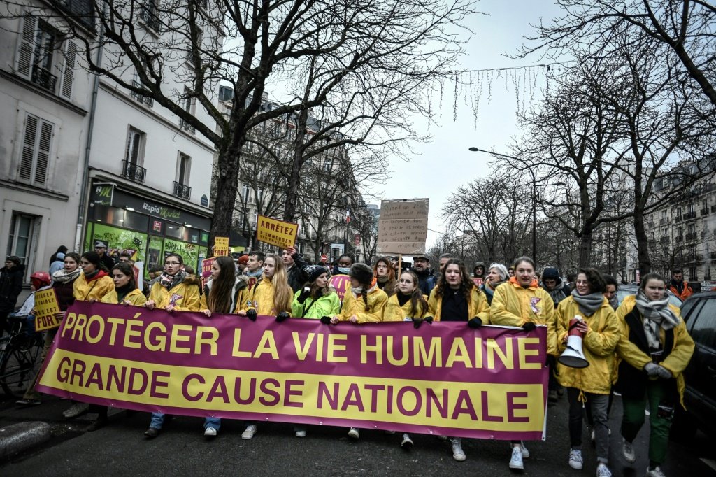 "Proteger a vida humana. Grande causa nacional", diz uma faixa exibida durante marcha contra o aborto em 16 de janeiro de 2022, em Paris. (AFP/AFP)