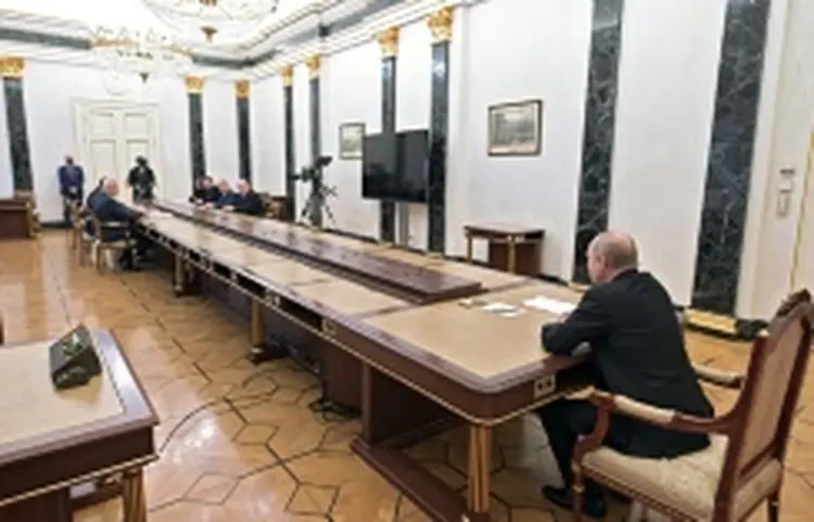 O presidente russo, Vladimir Putin, preside uma reunião sobre questões econômicas no Kremlin, em Moscou, em 28 de fevereiro de 2022. (AFP/AFP)