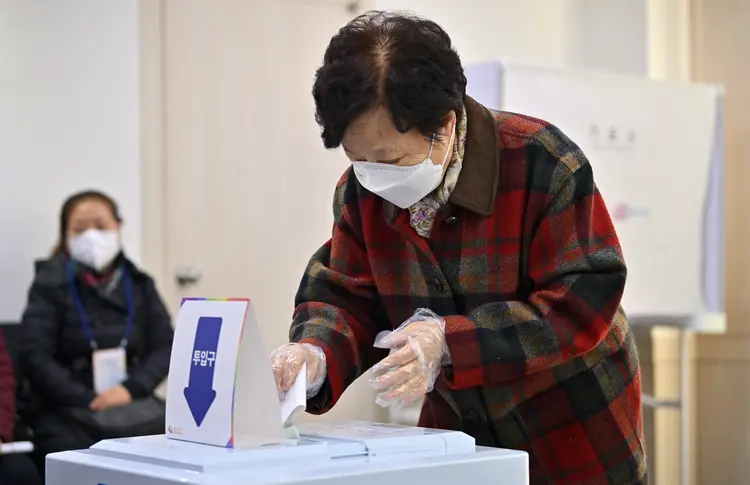 Sul-coreana deposita voto em urna em Seul (Jung Yeon-je/AFP)