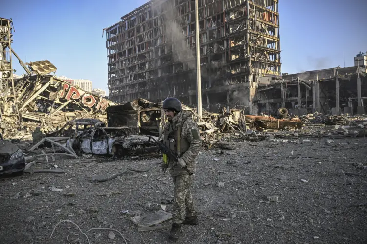 Homem no shopping destruído de Retroville, em Kiev: ao menos oito mortos no bombardeio (ARIS MESSINIS/AFP)