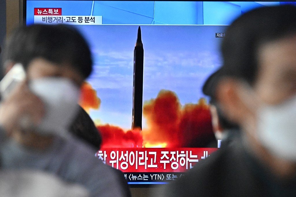Sul-coreanos assistem o noticiário sobre o lançamento de míssil da Coreia do Norte