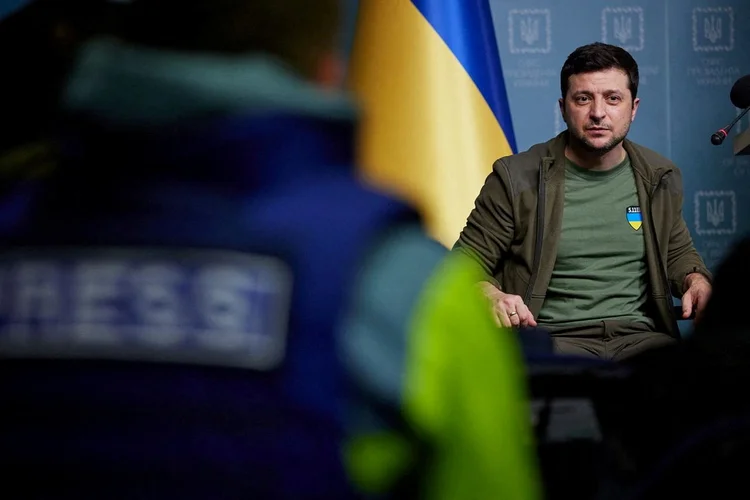 O presidente da Ucrânia, Volodymyr Zelesnkiy, durante entrevista com a imprensa estrangeira em Kiev (Serviços de Imprensa da Presidência Ucraniana/Reuters)