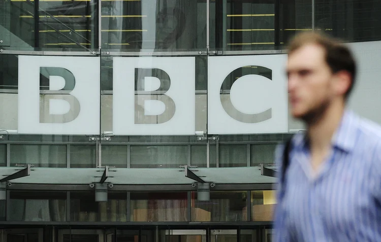 Pedestre passa em frente a logo da BBC em Londres (Olivia Harris/Reuters)