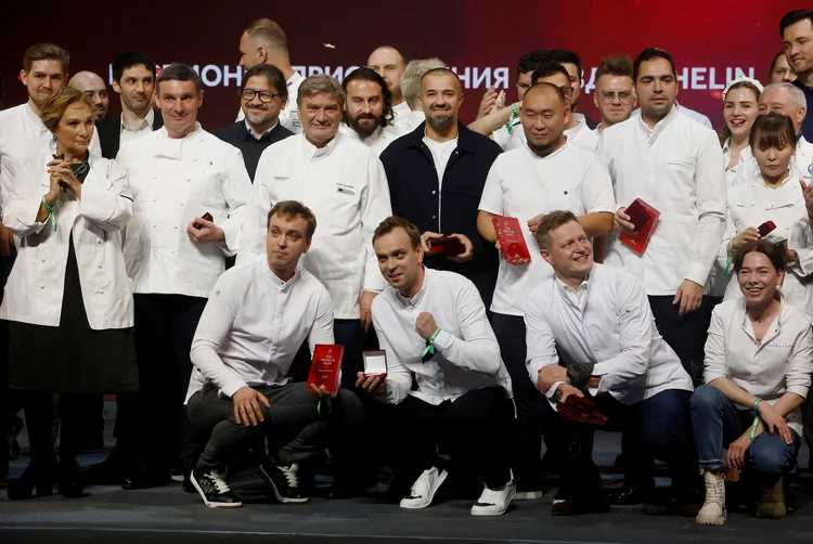 Chefs celebram durante a cerimônia de premiação do Guia Michelin 2022 em Moscou. (Maxim Shemetov/Reuters)
