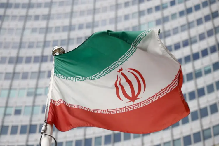 Bandeira do Irã em Viena
01/03/2021 REUTERS/Lisi Niesner (Lisi Niesner/Reuters)