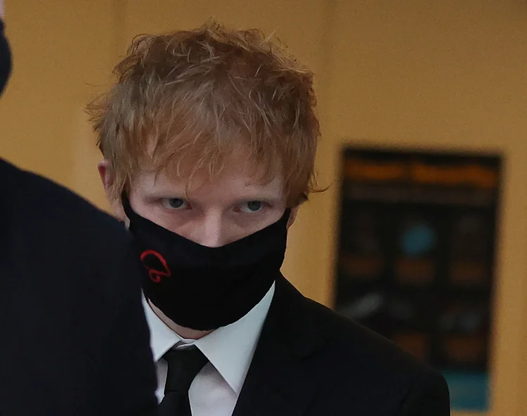 Músico Ed Sheehan deixa o Rolls Building, em Londres, durante julgamento de direitos autorais sobre sua música 'Shape Of You'. (Phil Noble/Reuters)
