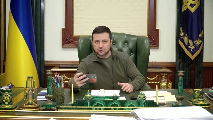 Presidente da Ucrânia, Voldymyr Zelenskiy, em pronunciamento em Kiev
 (erviço de Imprensa da Presidência da Ucrânia/Divulgação/Reuters)