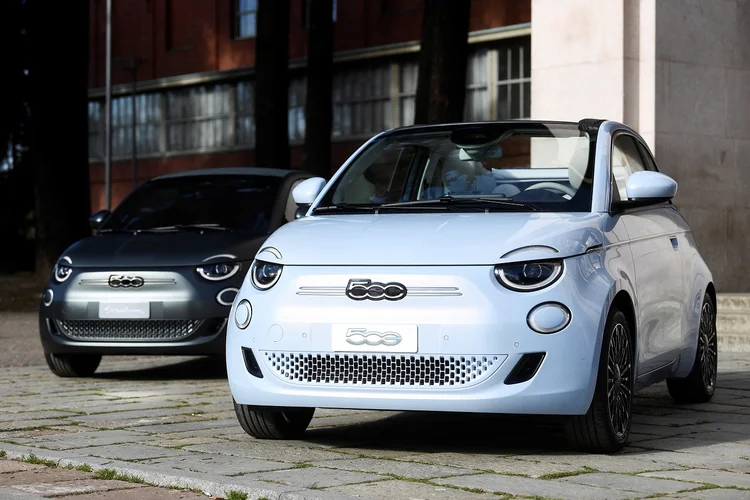 Versão elétrica do Fiat 500 em Milão à mostra em evento da Fiat Chrysler para divulgar seu primeiro modelo elétrico em Milão, Itália
04/03/2022
REUTERS/Flavio Lo Scalzo (Flavio Lo Scalzo/Reuters)