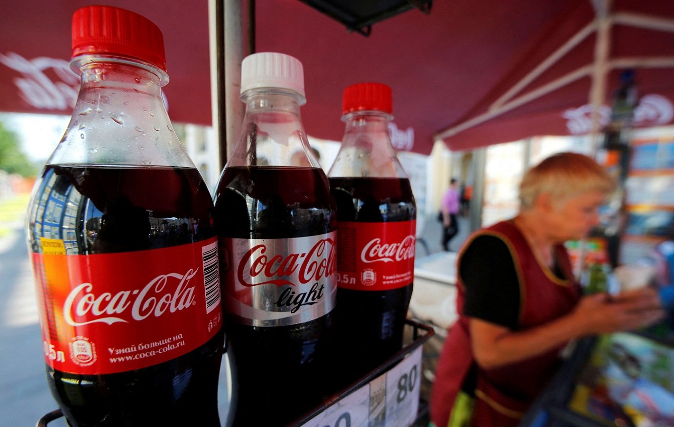 Coca-Cola reduz metas de reciclagem, e ambientalistas criticam