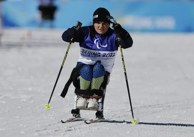 Biatleta ucraniana Anastasiia Laletina durante prova nos Jogos Paralímpicos de Pequim. (Issei Kato/Reuters)