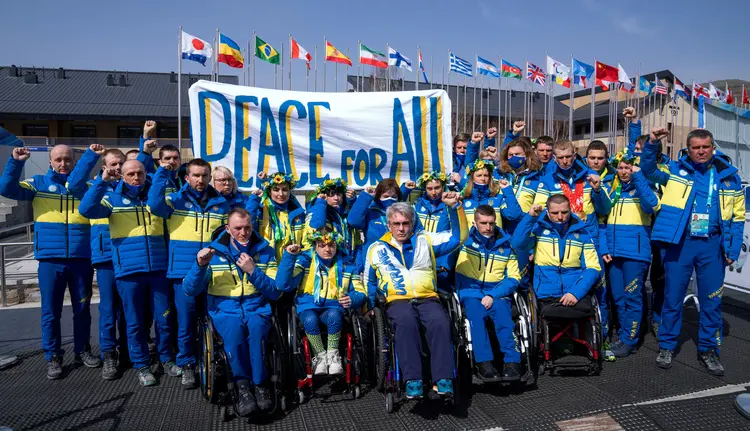 Delegação paralímpica da Ucrânia faz protesto pela paz durante Paralimpíada de Inverno de Pequim. (Thomas Lovelock/OIS/Reuters)