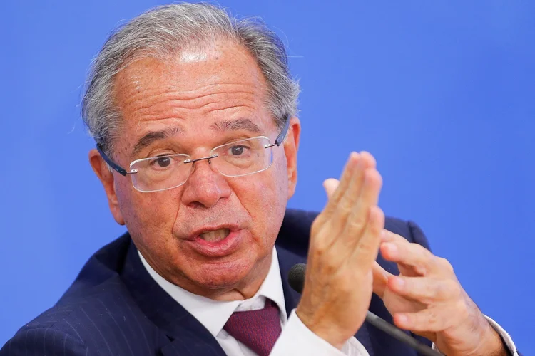 Ministro da Economia, Paulo Guedes, fala com a imprensa no Palácio do Planalto em Brasília
 (Adriano Machado/Reuters)
