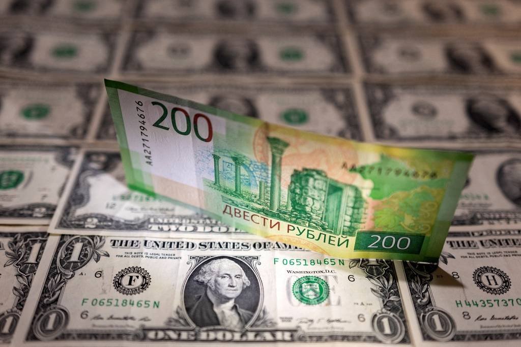 "As taxas de câmbio tiveram um impacto significativo", enquanto "a força do dólar foi incomparável, impulsionada pelo compromisso inabalável do Federal Reserve (Dado Ruvic/Illustration/Reuters)