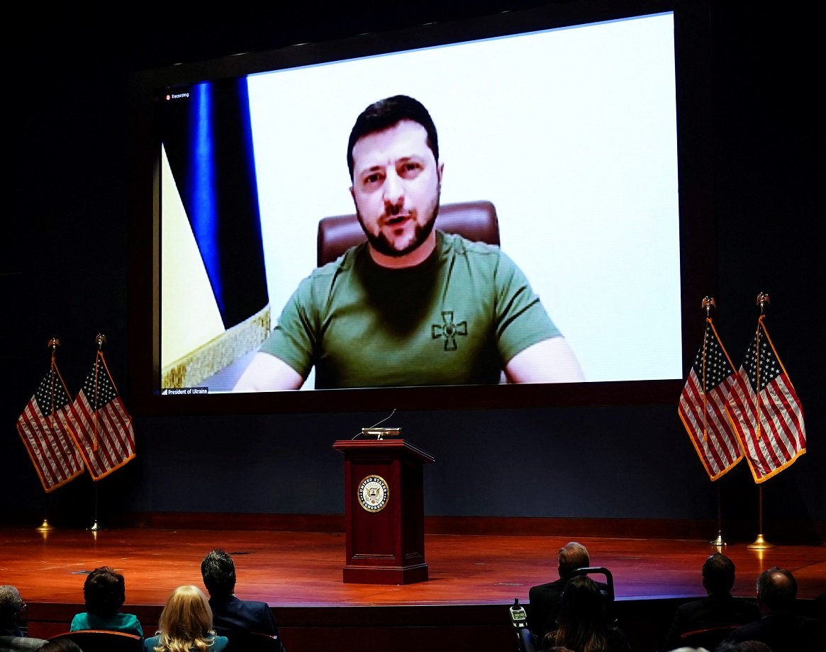 Zelensky pede ao Congresso dos EUA sistemas de defesa e aviões