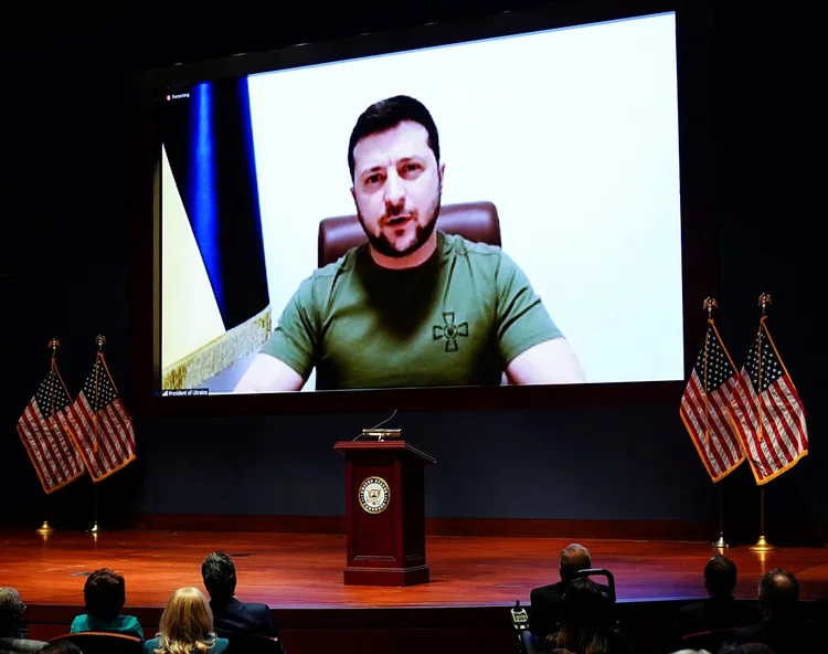 Ucrânia: Zelensky também apelou a "todas as empresas dos EUA" que deixem os mercados russos e pediu que o governo americano feche "todos os portos" do país para a Rússia. (Sarah Silbiger/Pool/Reuters)