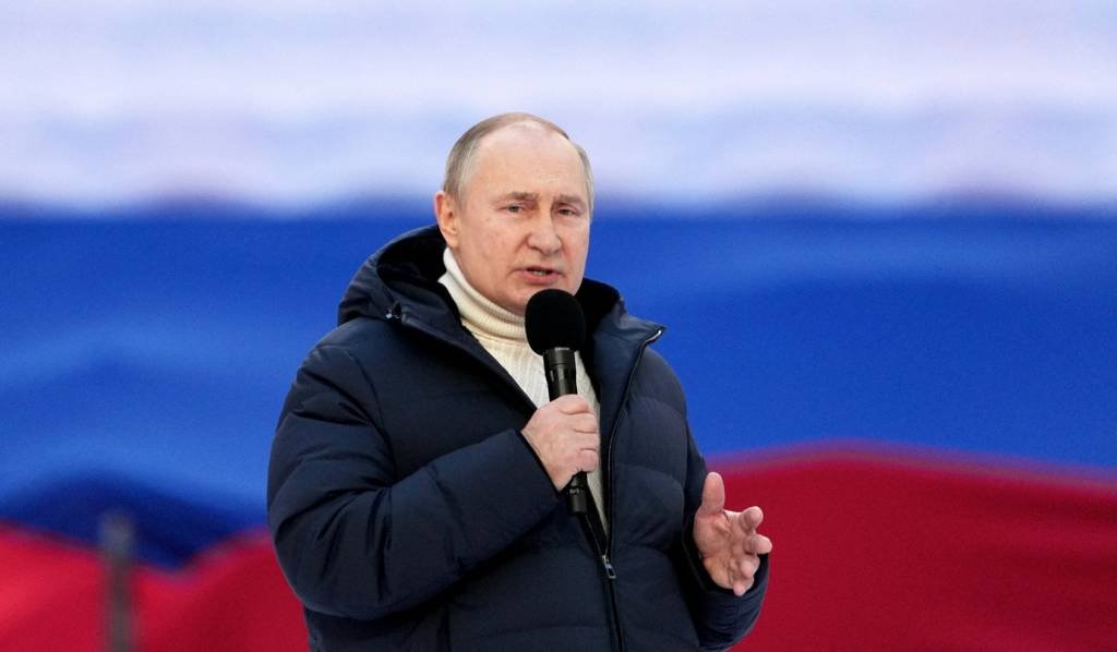Presidente da Rússia, Vladimir Putin, discursa durante show para comemorar anexação da Crimeia em um estádio de Moscou