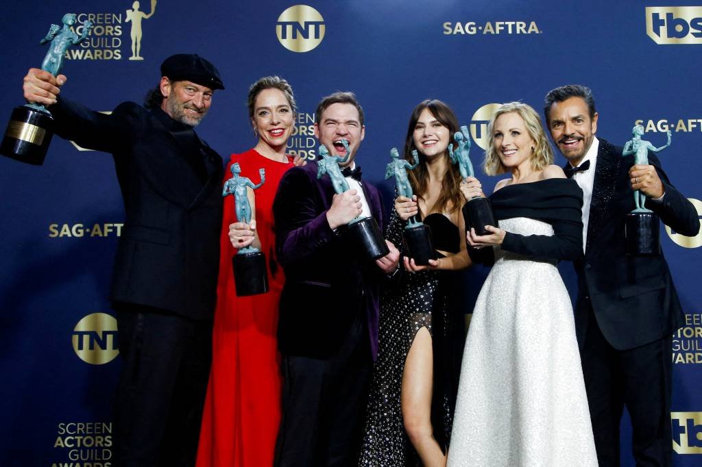 Diretor e elenco de "No Ritmo do Coração" posam com prêmios conquistados durante a premiação do Sindicato dos Atores em Santa Monica, na Califórnia. (Aude Guerrucci/Reuters)