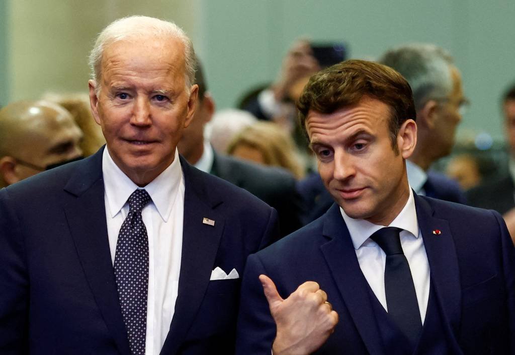 Joe Biden e Emmanuel Macron em encontro da OTAN em Bruxelas para tratar da invasão e do ataque da Rússia contra a Ucrânia (Gonzalo Fuentes/Reuters)