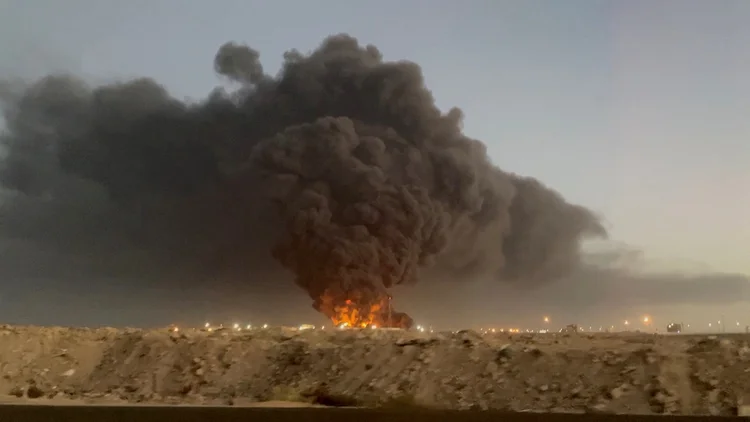 Ataque a instalação da Saudi Aramco em Jeddah, na Arábia Saudita (@nicoaugustin/Reuters)