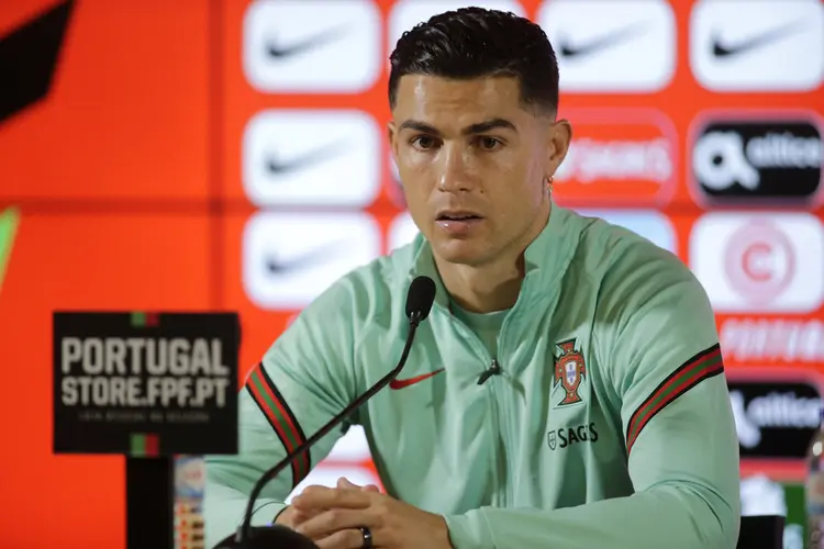 Cristiano Ronaldo concede entrevista coletiva. (Miguel Vidal/Reuters)