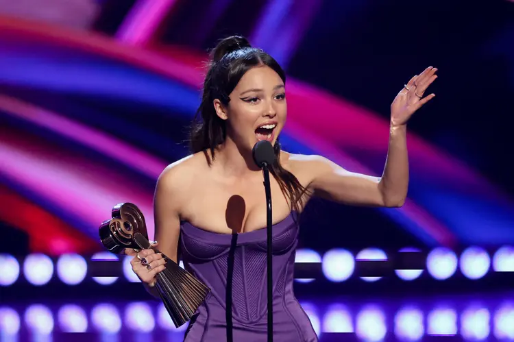 Olivia Rodrigo recebe prêmio do iHeartRadio Music Awards, em Los Angeles (Mario Anzuoni/Reuters)