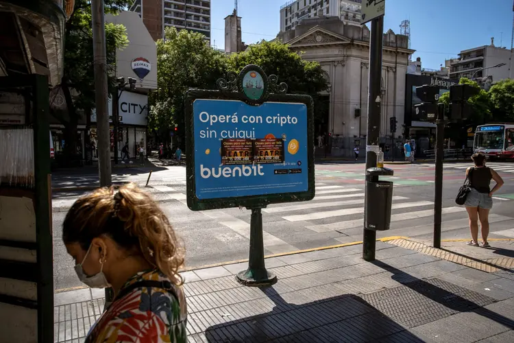 Um anúncio da Buenbit na Avenida Cabildo. (Bloomberg/Bloomberg)