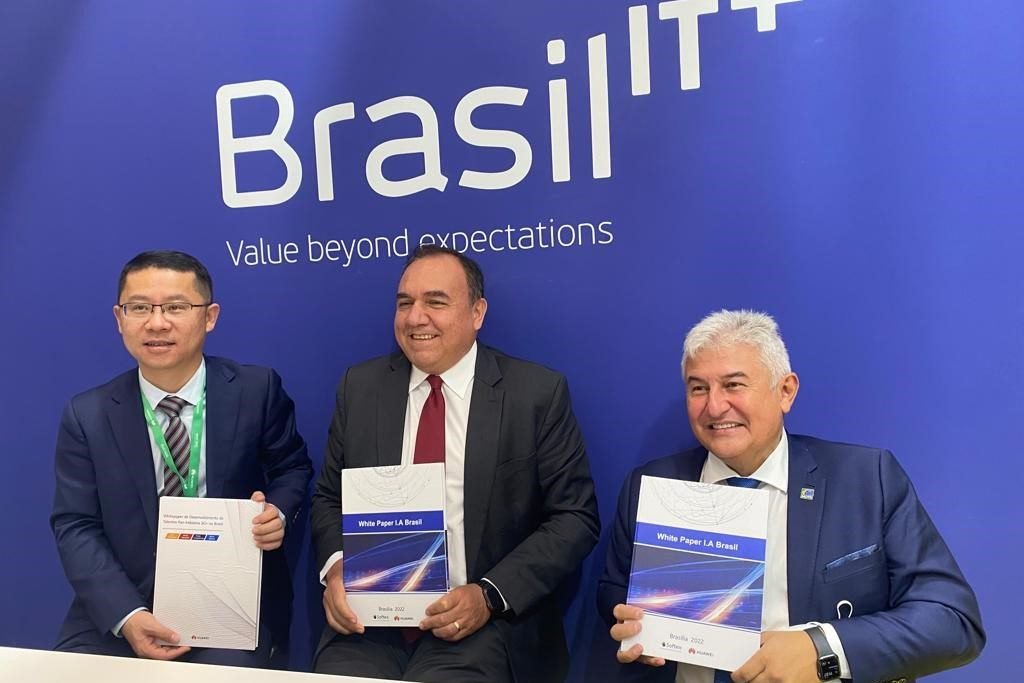 Sun Baocheng, CEO da Huawei no Brasil, Ruben Delgado, presidente da Softex, e o ministro Marcos Pontes, de Ciência, Tecnologia e Inovações