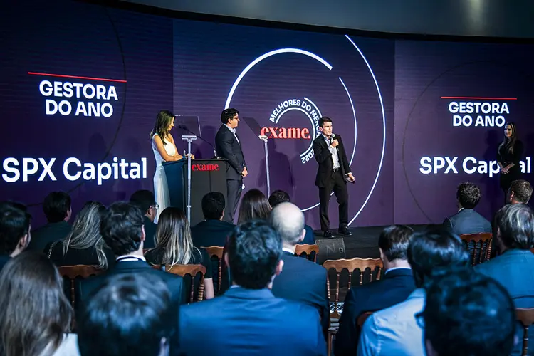 Leonardo Linhares, sócio da SPX Capital, discursa após receber o prêmio de "Gestora do Ano" do Melhores do Mercado da EXAME (Bruno Mooca/Exame)