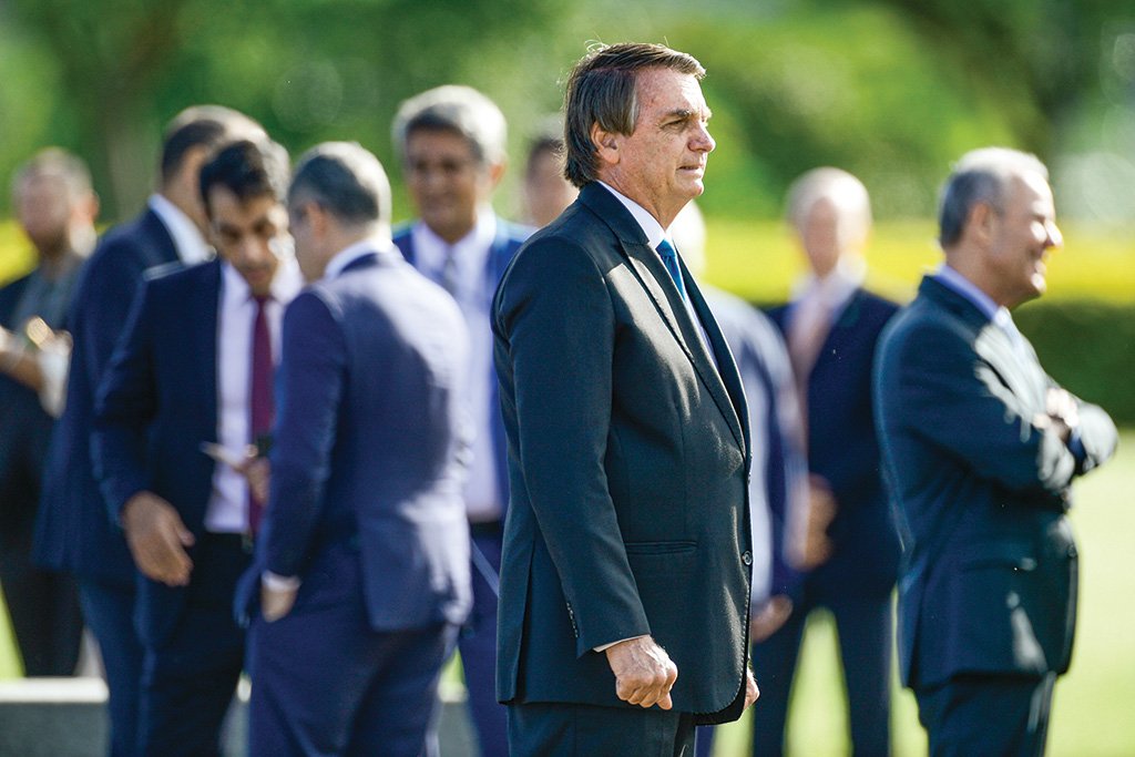 O presidente Jair Bolsonaro e ministros de estado participam de cerimônia de hasteamento da bandeira, no Palácio da Alvorada (Marcelo Camargo/Agência Brasil)